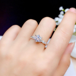 BELLA BOX 2-karaadine t&auml;isteemant, 8-s&uuml;dameline, 8-noolega kaetud PT950 simulatsioon, Mosani teemant-keerdkeermega avatud r&otilde;ngas Daam 17.3mm valge