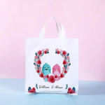 50 tk Cartoon plastikust k&auml;ekottide turu ostupood Vertikaalsed plaadid riided pakendikotid Festivali kingituste paksenemise hoiukotid 25x30x8cm