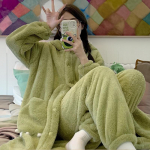 Pikad pidžaamad naistele talvised korallpl&uuml;&uuml;sist paksendatud koomiksiga armsad hommikumantlid, mida saavad &otilde;pilased j&otilde;ulude ajal v&auml;ljas kanda One size roheline