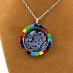 Pierres et Min&eacute;raux. Collier Tanzanite brut. Mod&egrave;le Arc-en-ciel. lilla