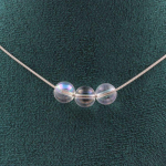 Pierres et Min&eacute;raux. Collier 3 perles Quartz Titane 8 mm Chaine en acier inoxydable Collier femmes, hommes. Taille personnalisable.
