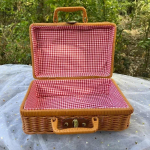 Retro Rotangist Kohver Korvist K&auml;sit&ouml;&ouml;na Valmistatud Reisikorv Telkimiseks Toiduhoiustamine Pagas P&otilde;imitud K&uuml;ljekott Piknikukohver S-26x17x11cm