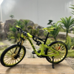 Tuulej&otilde;ul t&ouml;&ouml;tav valatud miniatuurne BMX-ratas &ndash; vastupidav, ilmastikukindel, kogutav mudel spordihuvilistele roheline