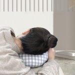 O-kujuline auguga, hingav pestav magamispadi, perforeeritud s l&otilde;&otilde;gastavate k&uuml;lgliiprite jaoks