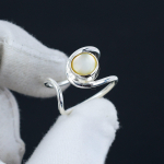 Looduslik p&auml;rlmutter reguleeritav 925 h&otilde;bedane s&otilde;rmus &ndash; sobib USA suurustele 6&ndash;10 &ndash; k&auml;sitsi valmistatud Boho ehted naistele ja meestele, s&otilde;brap&auml;eva kingitused Adjustable valge