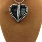 Pierres et Min&eacute;raux. Collier Saphir + Aigue-Marine brut. Mod&egrave;le coeur.