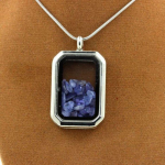 Pierres et Min&eacute;raux. Collier Tanzanite brut. Mod&egrave;le rectangle &agrave; pans coup&eacute;s.