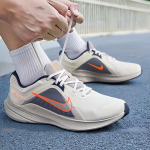 Nike meeste Quest 5 pehmendusega jooksujalatsid 45