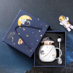 Astronaudi seeria keraamiline kruus kaane ja lusikaga, armas &auml;rikingituse karp, loominguline keraamiline kohvi- ja teetass, p&uuml;hade s&uuml;nnip&auml;evat&uuml;drukute kingitused 450ml