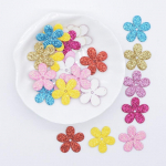 100 tk segatud s&auml;raga nahast lillekujulised aplikatsioonid meisterdamiseks r&otilde;ivad k&auml;sit&ouml;&ouml; &otilde;mblustarbed peakatted m&uuml;tsikaunistused mitmev&auml;rviline