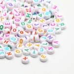 100 tk v&auml;rvilised A-Z t&auml;hega akr&uuml;&uuml;lhelmed lamedad &uuml;mmargused lahtised vahehelmed n&auml;put&ouml;&ouml; jaoks ehete valmistamiseks k&auml;ev&otilde;ru tarvikud 100pcs