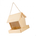 Puidust linnus&ouml;&ouml;tja &otilde;ues rippuva metslindude toidujaoturi s&ouml;&ouml;tmisjaama lemmikloomatarvikud