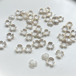 50tk 10mm beeži kullaga kaetud kolme kroonlehega sirge auguga helmes isetehtud k&auml;ev&otilde;ru juukseehted dekoratiivsed lilled elevandiluuvalge