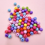 400 tk 6 mm akr&uuml;&uuml;lhelmestest ehted, mis valmistavad &uuml;hev&auml;rvilisi DIY leide &uuml;he auguga ripatsiga k&auml;ev&otilde;ru kaelakee mitmev&auml;rviline