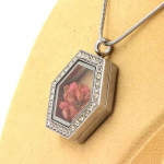 Pierres et Min&eacute;raux. Collier Spinelle brut. Mod&egrave;le Hexagone.