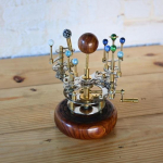 25,4 cm Steampunk-dekoratsiooniga orreri, Ese raamaturiiulitele Messingist ja terasest orreri P&auml;ikeses&uuml;steemi funktsionaalne mudel koos planeetidega