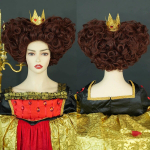 Kuningliku kuninganna parukas Tumepunane l&uuml;hikeste lokkis juustega s&uuml;nteetilisest s&uuml;damest Cosplay parukad Halloweeni kost&uuml;&uuml;mipeo parukas MW1071-1