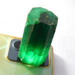 527,65 ct NATURAALNE SMARAGDIROHELINE TOORES L&Otilde;IKAMATA HIIRESUURUNE SERTIFITSEERITUD LAHTINE KIVI 52 mm approx roheline