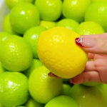 K&auml;sitsi valmistatud kr&otilde;mpsuv sidrunist stressipall V&auml;rvi muutev mango squishy ASMR sensoorne m&auml;nguasi