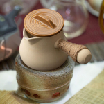 Keraamiline teekann keeva vee jaoks lahtiste lehtedega teekann Portselanist k&uuml;lgk&auml;epidemega maja beež