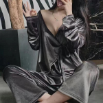 Naiste seksikas kuldne sametpidžaama komplekt V-kaelusega jaapani kimono kodur&otilde;ivad kevadiste pikkade varrukatega &uuml;hev&auml;rvilised pidžaamad, kaheosaline magamis&uuml;likond L punane