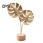 Kuldne h&otilde;lmikpuu lehtede kaunistus puidust mittev&auml;&auml;rismetallist sulgede lehtedega lumehelbe kujuke kuju skulptuur kodukontor elutuba t&ouml;&ouml;laua ornament B