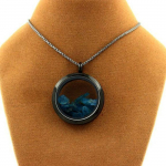 Pierres et Min&eacute;raux. Collier Apatite bleu neon brut. Mod&egrave;le M&eacute;daillon 30 mm. Couleur Noir.