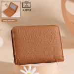 Esmaklassiline ehtsast nahast minirahakott naistele, mitme kaardi pesa ja t&otilde;mblukuga disain, RFID-kindel turvalisus, kompaktne m&uuml;nditasku must