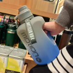 2-liitrine spordiveepudel k&otilde;rrega, suure mahutavusega Fitness koos skaala gradiendiga veekeetjaga v&auml;listingimustes plastmassist kaasaskantav veepudel 2200-2400ml tumehall v&auml;rv