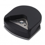 K&auml;sitsi l&otilde;igatud paberi nurga &uuml;mardamise t&ouml;&ouml;riist. Visiitkaardi nurga &uuml;mardamise t&ouml;&ouml;riist must