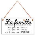 Les Tr&eacute;sors De Lily [R4573] &ndash; valge puidust tahvel &bdquo;La Famille&rdquo; (natuke hullumeelsust &ndash; natuke m&uuml;ra ja palju armastust! ) - 20x10 cm valge