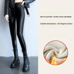 Talvine uus mood naiste pl&uuml;&uuml;sist paksendatud p&otilde;hjaga p&uuml;ksid, k&otilde;rge v&ouml;&ouml;kohaga liibuvad ja soojad nahkp&uuml;ksid L