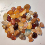 Looduslik gobi ahhaat k&otilde;rbes s&uuml;ndinud ilu aarded ehete valmistamiseks koduaia kaunistuste jaoks kivist k&otilde;rbe kalliskivi mineraali n&auml;idis 3-20mm