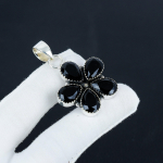 H&auml;mmastav must spinell v&auml;&auml;riskivi h&otilde;bedane ripats 925 sterlingh&otilde;bedas - K&auml;sitsi valmistatud lillekujundus, igap&auml;evaseks kandmiseks m&otilde;eldud ehted, t&auml;nup&uuml;ha kingitus 1.95" must