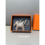 K&auml;sit&ouml;&ouml;na valmistatud nahast Pegasuse v&otilde;tmehoidja v&otilde;lu Ripatsiga Mini Hobune Tupsuga Kott Auto Kaunistus 10cm L x 8cm H black