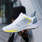 Uued meeste jalan&otilde;ud, v&otilde;rkpinnaga hingav spordijalats vabaaja lendav kangas N&ouml;&ouml;riga &otilde;pilaste jooksujalatsid Meeste jalan&otilde;ud 39 must