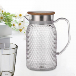 Joogikann K&uuml;lma vee karahvin Selge siseruumides v&auml;lirestoran Hotell Piim bamboo lid