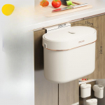 Seinale paigaldatav pr&uuml;gikast koduk&ouml;&ouml;gi tualettruum, &otilde;mmeldud kaanega K&ouml;&ouml;k vanapaberikorv hoiu&auml;mber small 7L valge/kuld