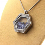 Pierres et Min&eacute;raux. Collier Benitoite brut. Mod&egrave;le Hexagone.