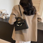 Tekstuuriga lukuga kaasaskantav v&auml;ike ruudukujuline kott naiste kott 2025 uus mitmek&uuml;lgne k&otilde;rge v&auml;&auml;rtusega klassikaline &otilde;la-s&otilde;numikott mood 21*7*15 must