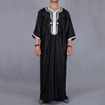 Suvine kaftan moslemitest meeste must r&uuml;&uuml; l&uuml;hikeste varrukatega, tikitud araabia etnilises stiilis islami meeste riided M