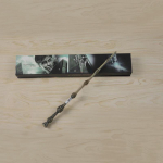 V&auml;ga simuleeritud v&otilde;lukeppide Cosplay Prop vaigum&auml;nguasi lastele 8#Dumbledore Scripture