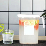 1,8 l/2,5 l k&uuml;lma veekeetja k&uuml;lmkapp majapidamises kasutatava limonaadi pudeliga joogin&otilde;ud k&uuml;lma vee konteiner k&ouml;&ouml;gi jaoks jaheda vee &auml;mber 1.8L valge