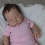 Elutruu Reborn Baby Doll Miley Suletud silmad Realistlik 19-tolline vasts&uuml;ndinud beebit&uuml;druk, asendis olevate j&auml;semetega K&auml;sitsi maalitud nahk N&auml;htavad veenid beebinukud lastele cloth body roosa