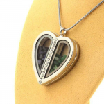 Pierres et Min&eacute;raux. Collier Saphir + Grenat Tsavorite brut. Mod&egrave;le coeur..