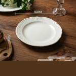 Prantsuse stiilis reljeefne keraamiline taldrik Kerge luksuslik restoran Klassikalised valged praadplaadid Peened &uuml;mmargused majapidamises kasutatavad lauan&otilde;ud