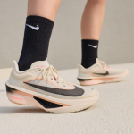 Nike Zoom Fly 6 Kahvatu elevandiluu Crimson Toon (Naiste omad) 42