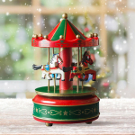 J&otilde;ulude puidust karussell-muusikakarbi kaunistus, hobune, mis on kujundatud p&uuml;hade kaunistamiseks roheline