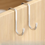 TIHUAT k&ouml;&ouml;k, vannituba, kapp, uks, tagauks, mis ei j&auml;ta j&auml;lgi tagauksest, konks, S-kujuline aukudeta konks valge