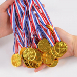 10/20 tk plastikust kullav&otilde;itja auhinnamedalid laste s&uuml;nnip&auml;evapeo soodustused spordim&auml;ngud auhind M&auml;nguasjad jalgpall jalgpallipidu Pinata t&auml;idis 10pcs kuld